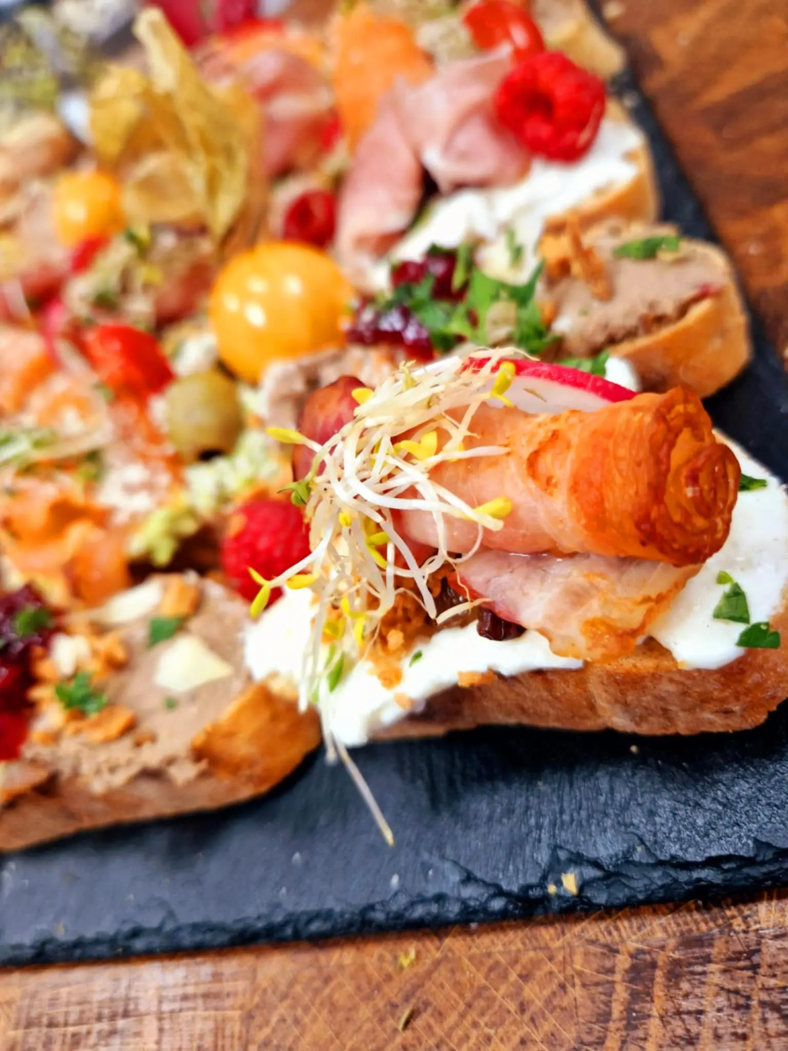 Bruschetta servírovaná na čiernej doske
