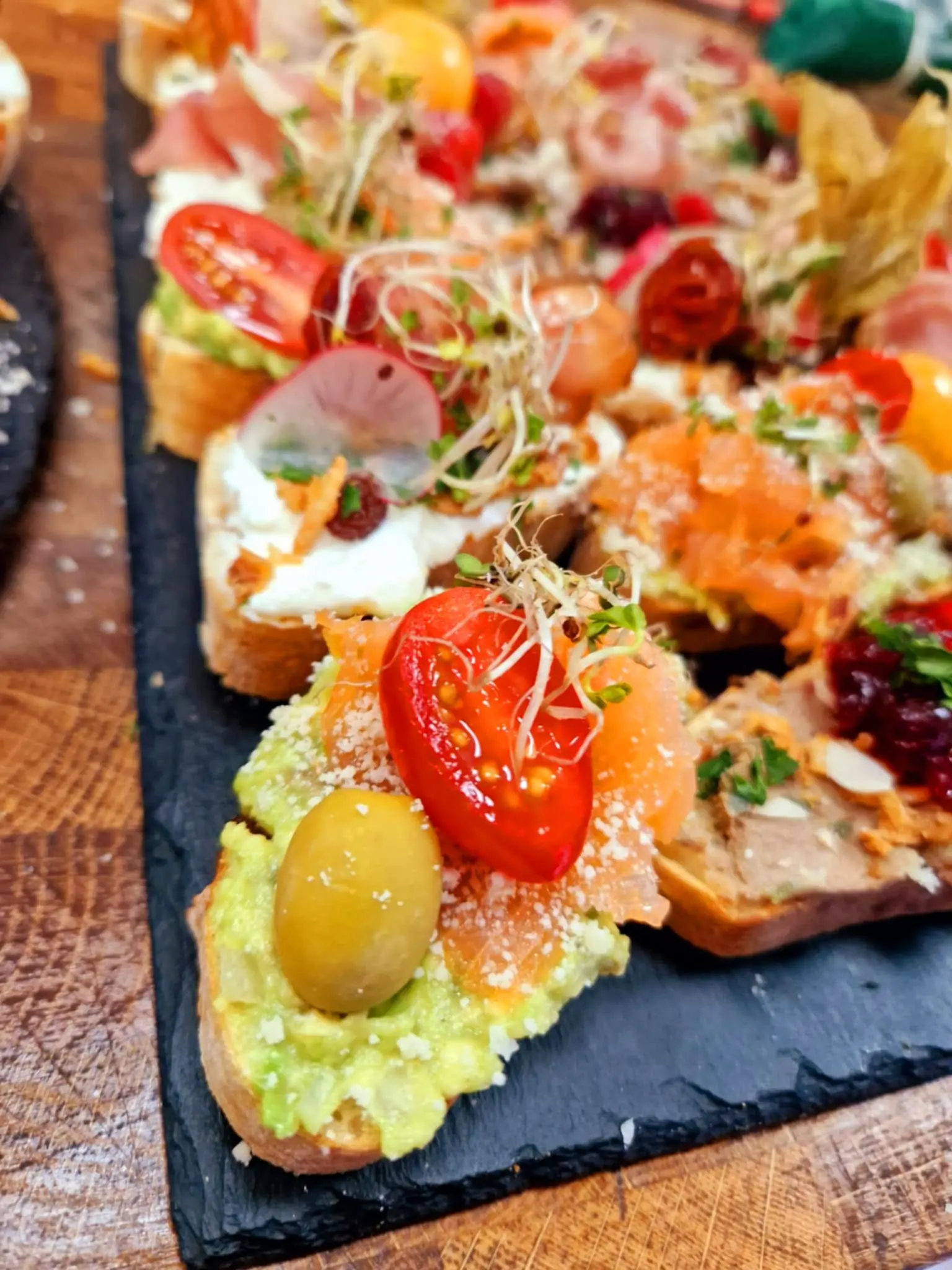 Bruschetta s avokádovou nátierkou a paradajkami