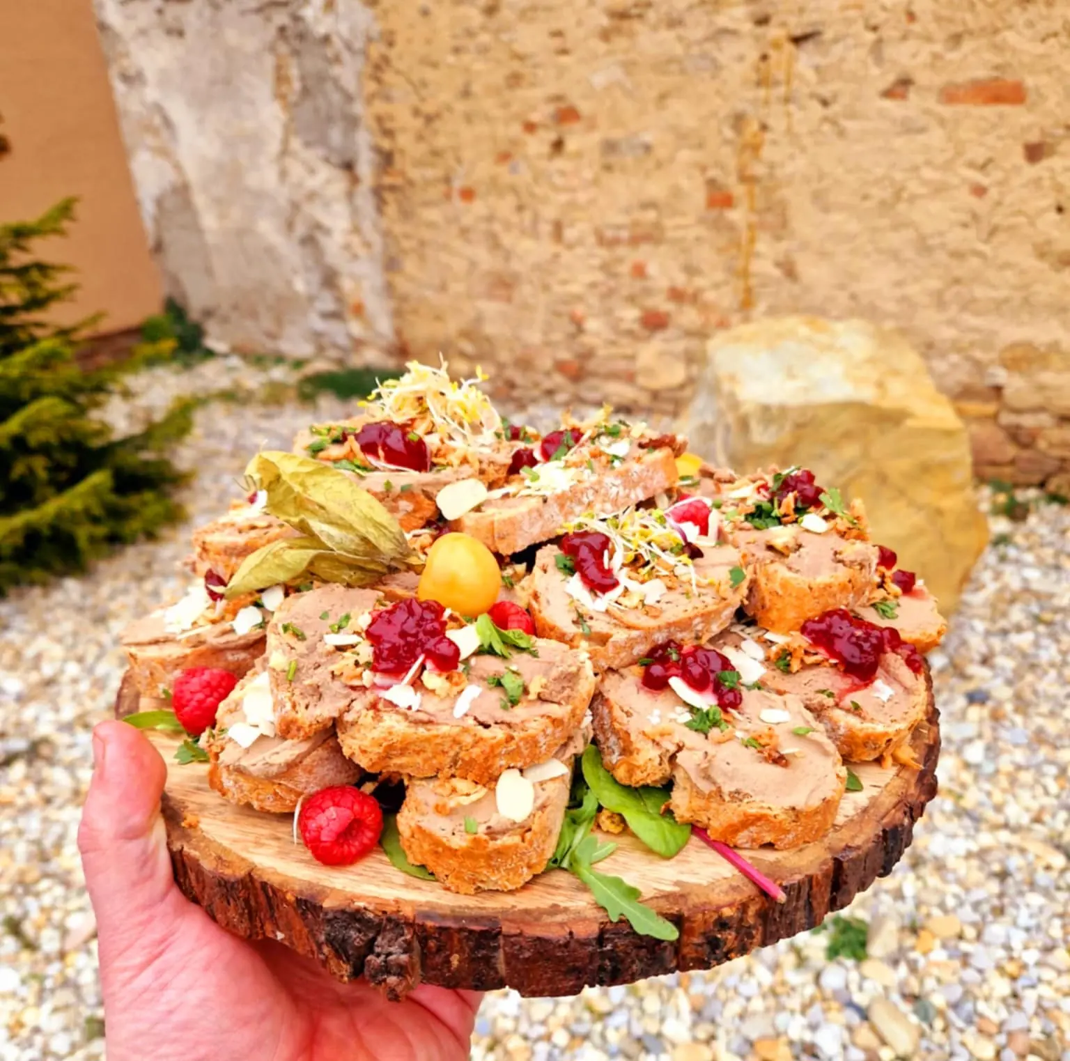 Doska s ochutenými bruschettami a zeleninou