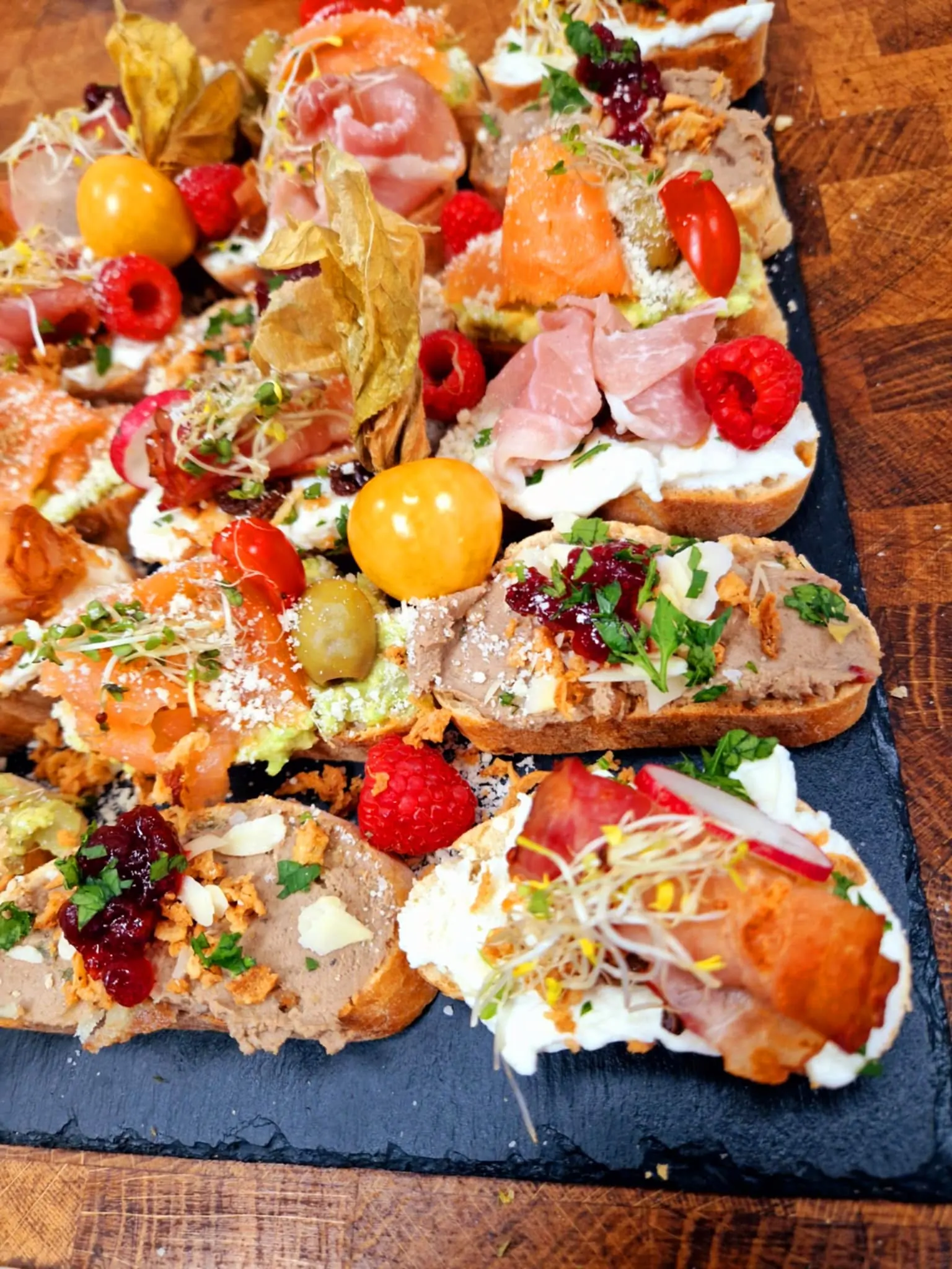 Drevená doska s farebnými bruschettami