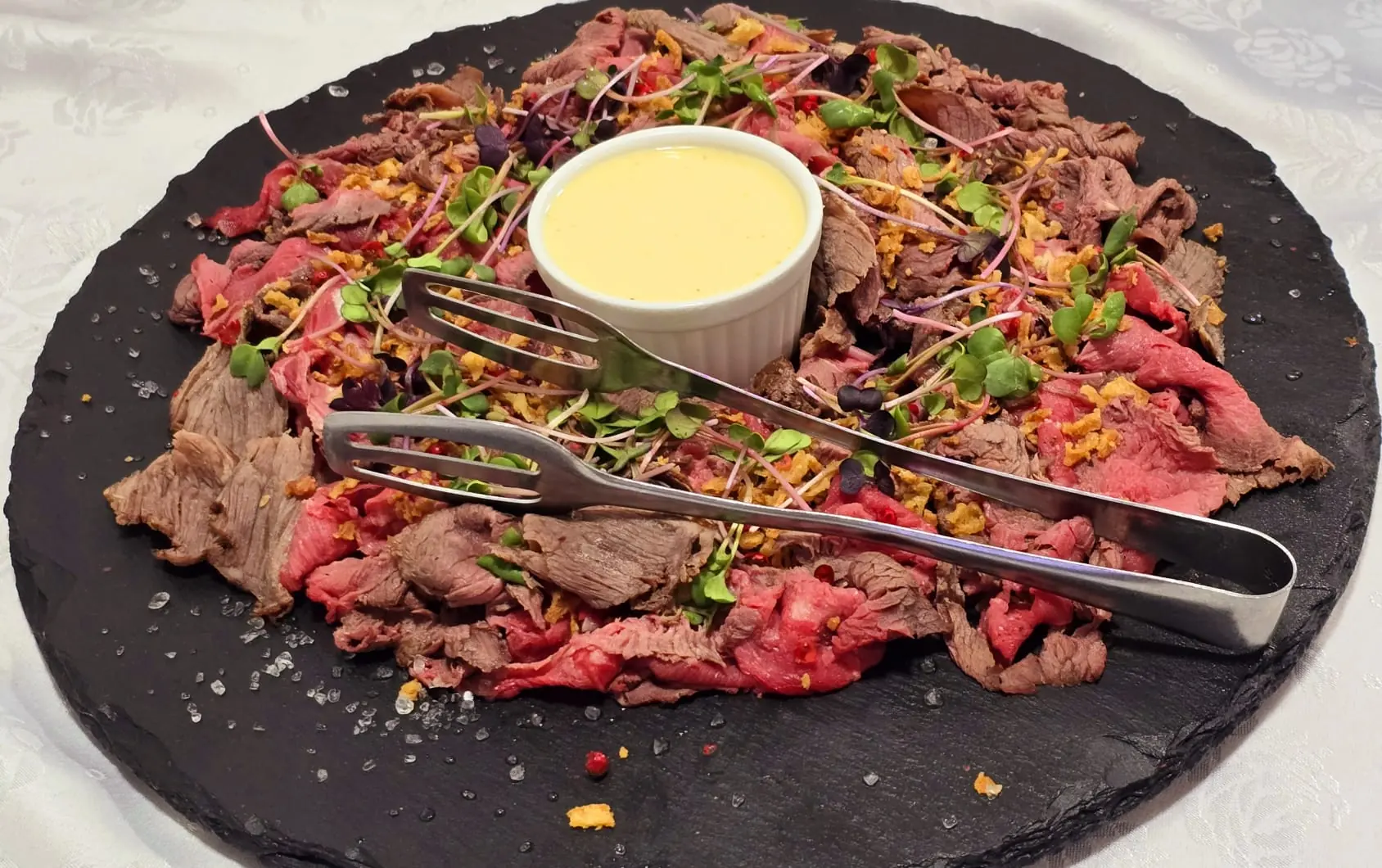 Roastbeef s omáčkou na čiernej mise