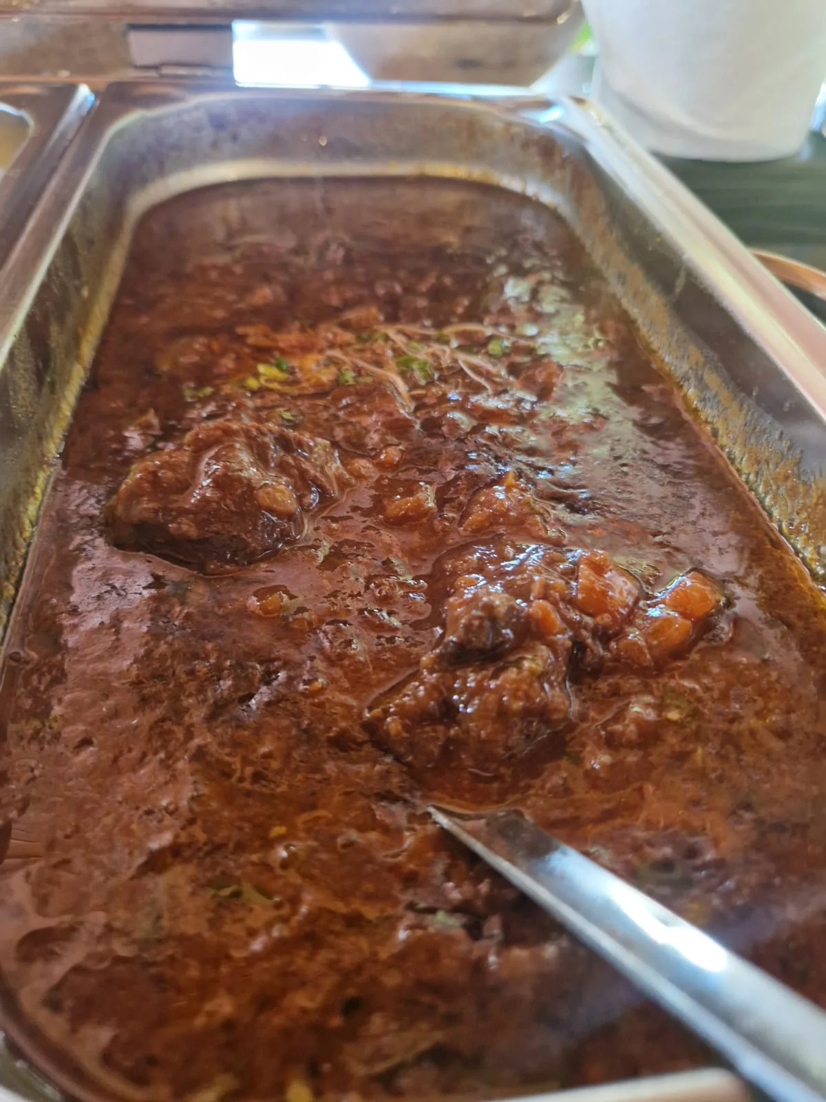 Detail hovädzieho ragú v bufetovej nádobe