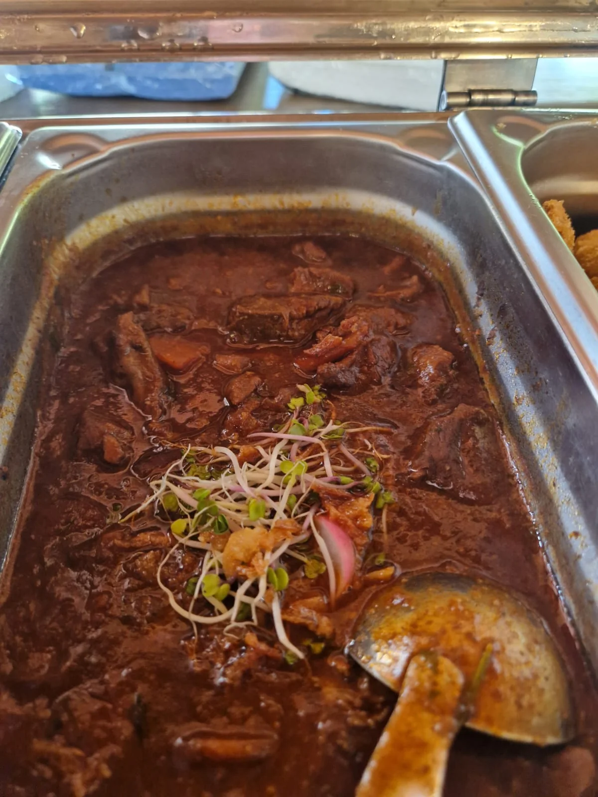 Hovädzie ragú v teplom cateringovom bufete
