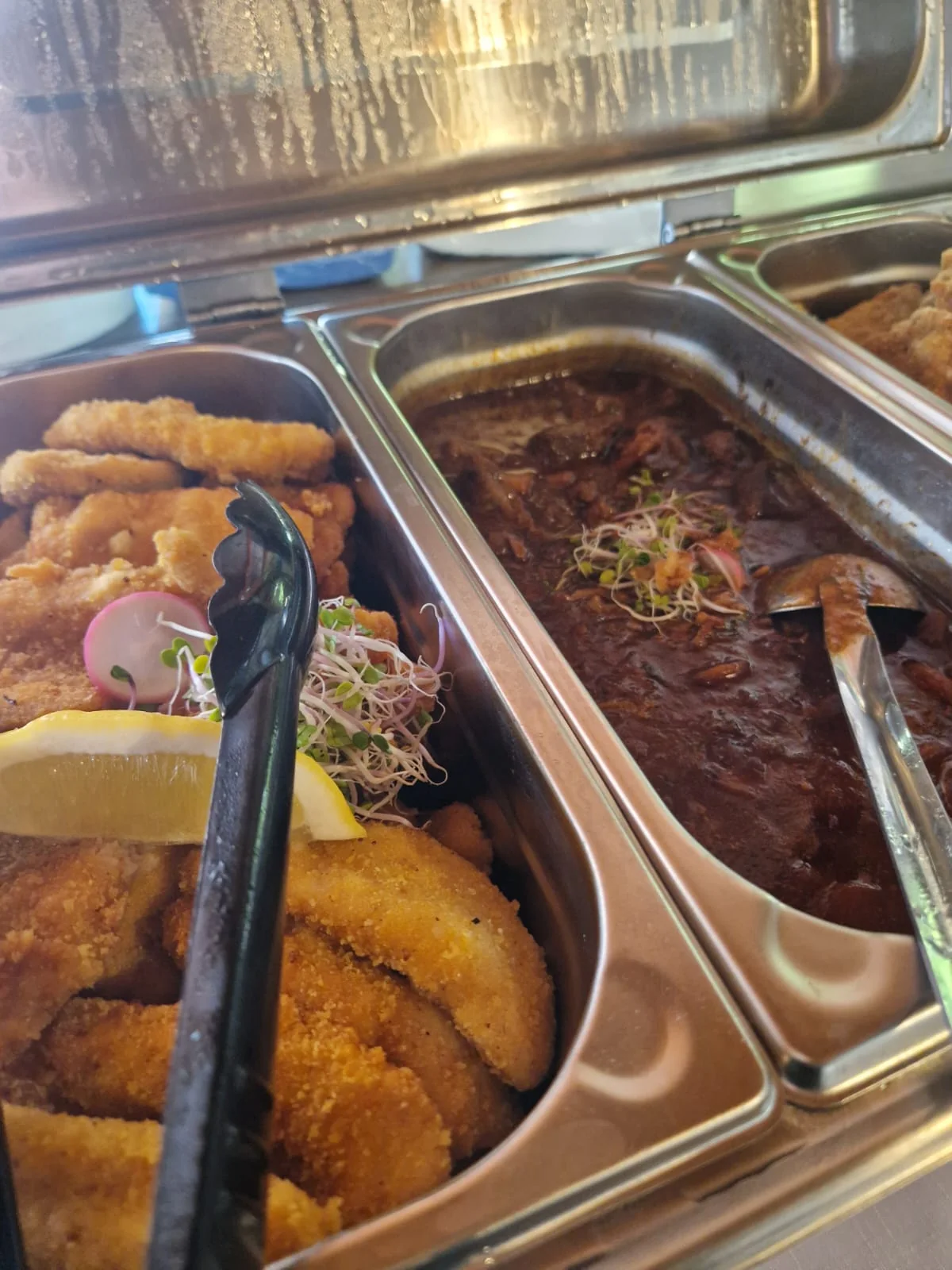Rezne a hovädzie ragú v teplom bufete
