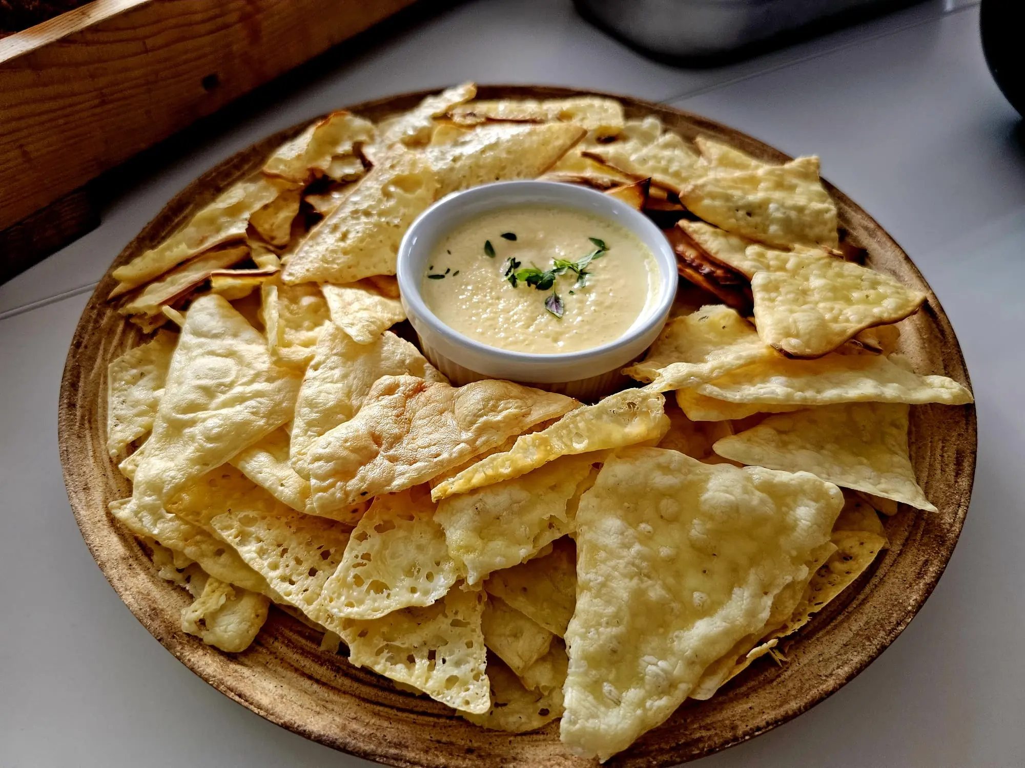 Nachos s krémovým dipom na drevenej tácke