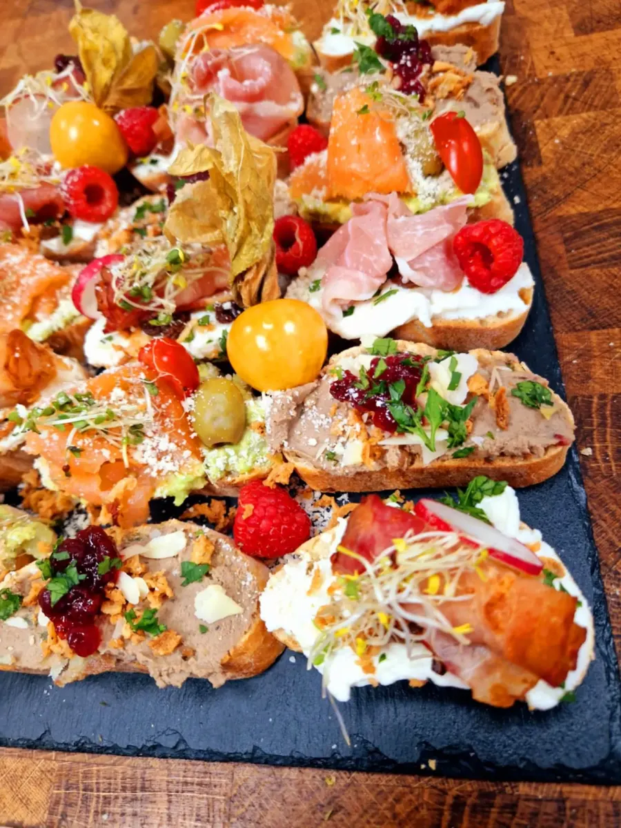 Drevená doska s farebnými bruschettami