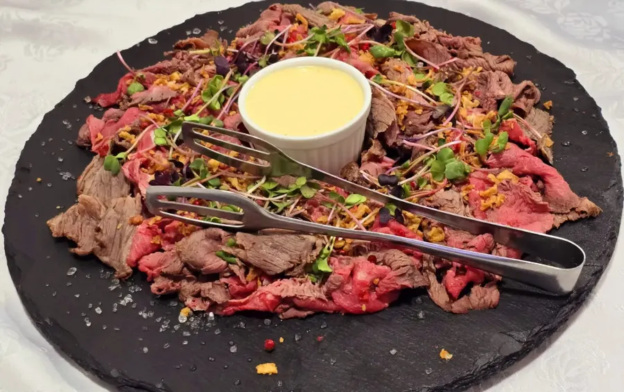 Roastbeef s omáčkou na čiernej mise
