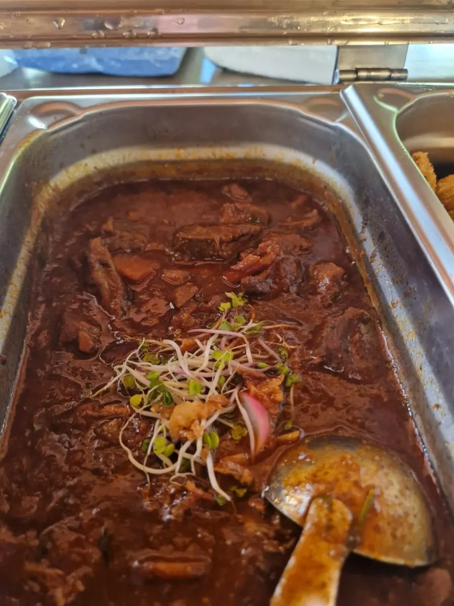 Hovädzie ragú v teplom cateringovom bufete